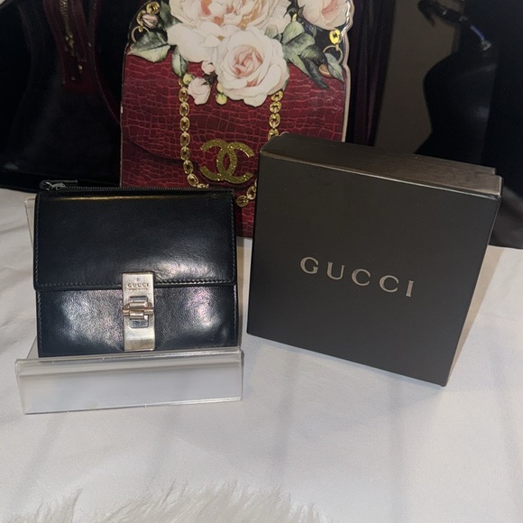 Authentic Gucci Black Leather Bifold Wallet With Silver Metal GUC - Picture 2 of 16